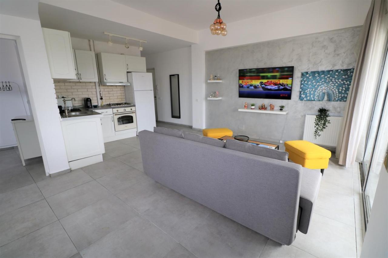 Serenity Heights Apartment: A Panoramic Haven Near Old Town - Free Minibar Bukarest Kültér fotó