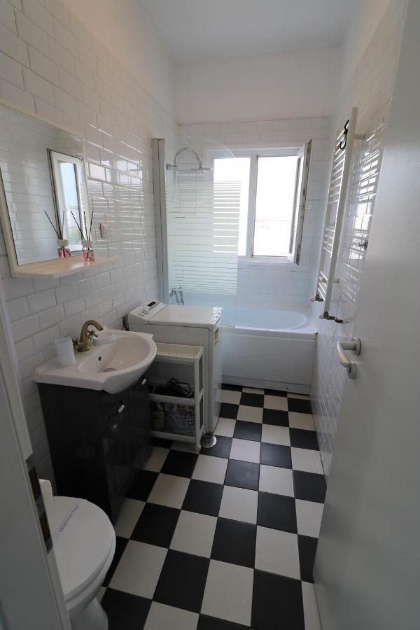 Serenity Heights Apartment: A Panoramic Haven Near Old Town - Free Minibar Bukarest Kültér fotó