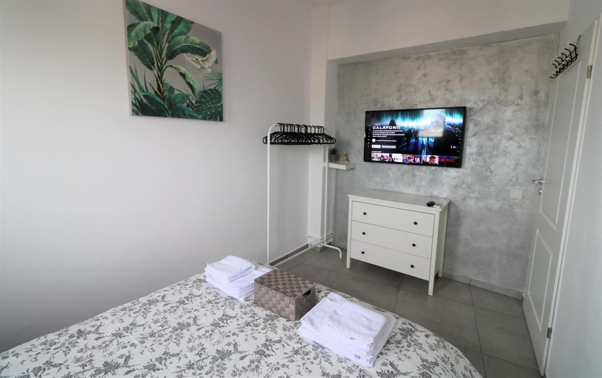 Serenity Heights Apartment: A Panoramic Haven Near Old Town - Free Minibar Bukarest Kültér fotó
