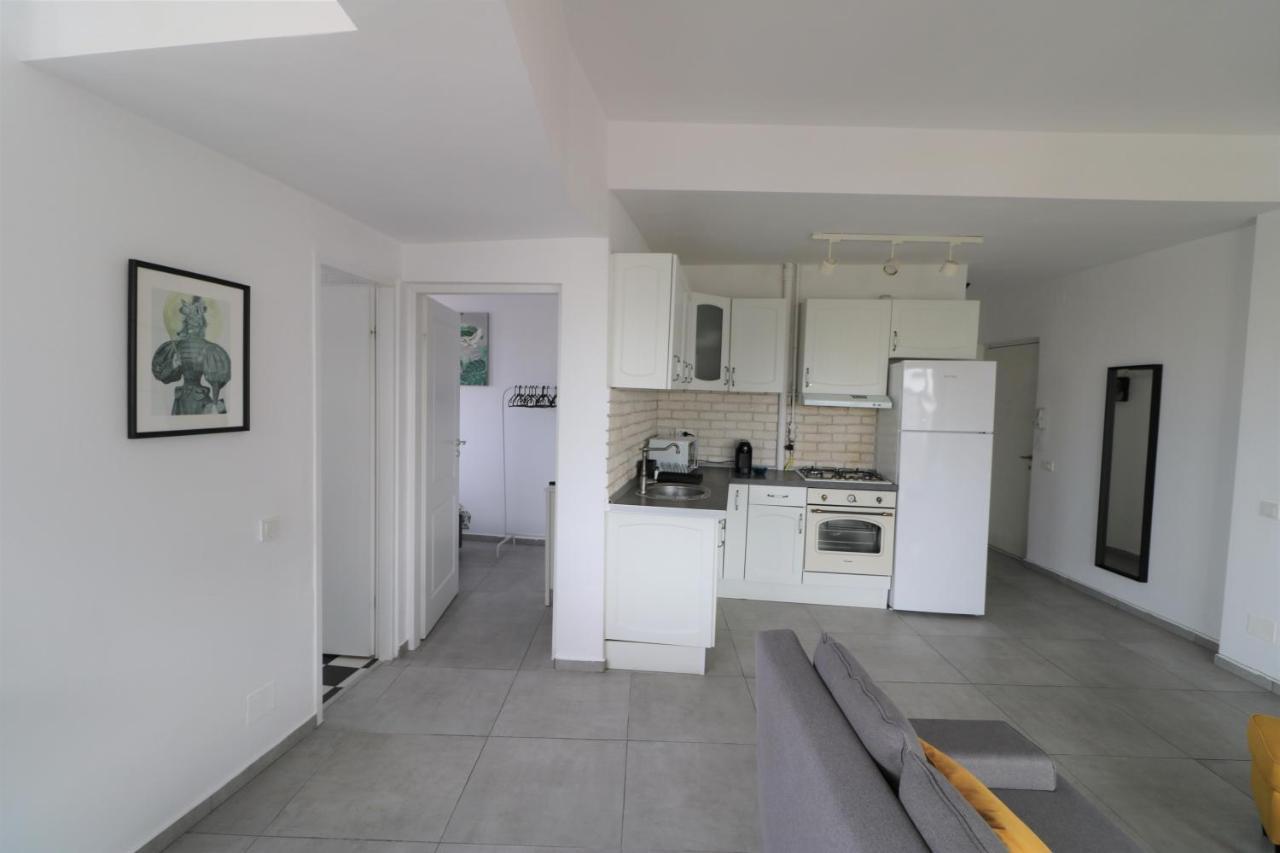 Serenity Heights Apartment: A Panoramic Haven Near Old Town - Free Minibar Bukarest Kültér fotó
