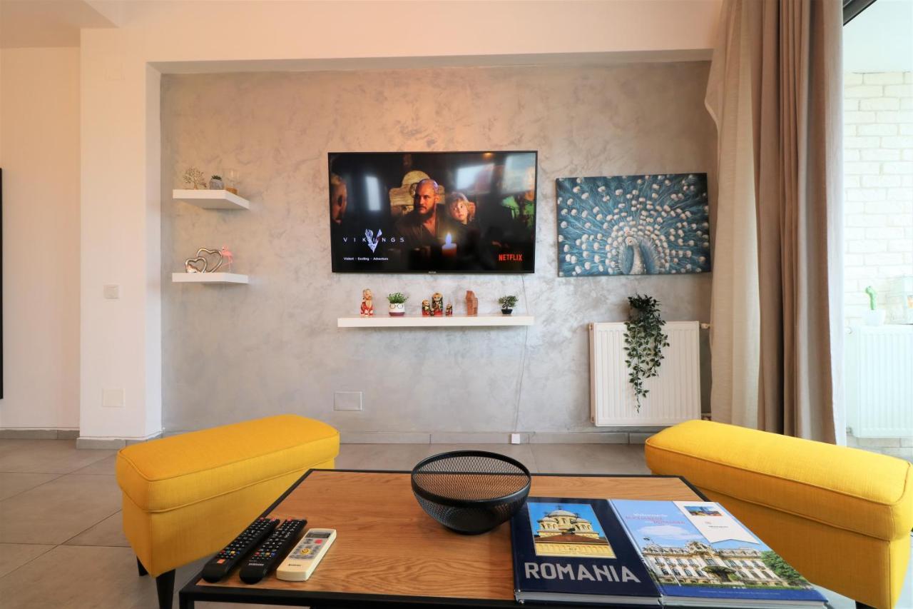 Serenity Heights Apartment: A Panoramic Haven Near Old Town - Free Minibar Bukarest Kültér fotó