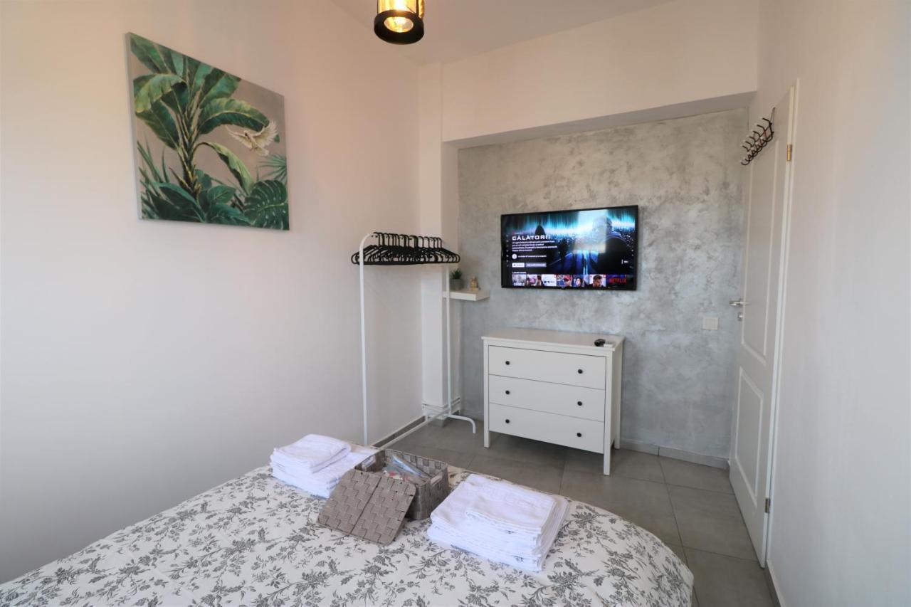 Serenity Heights Apartment: A Panoramic Haven Near Old Town - Free Minibar Bukarest Kültér fotó