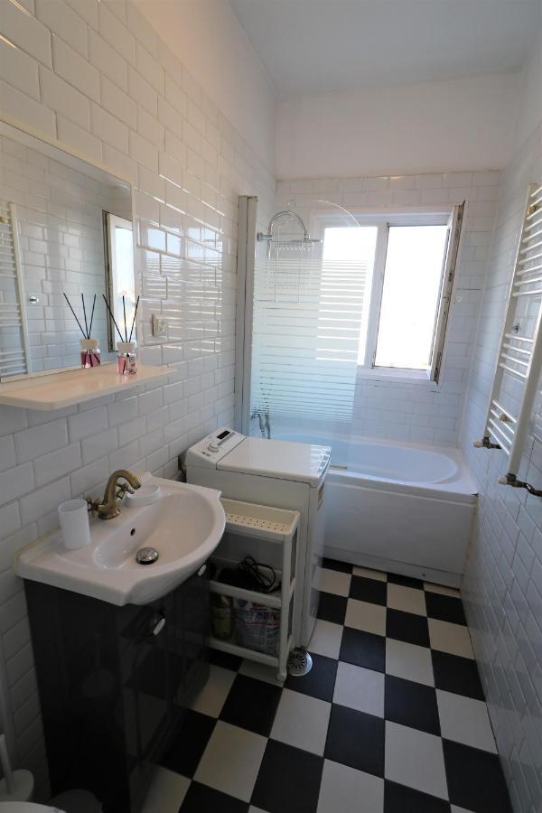Serenity Heights Apartment: A Panoramic Haven Near Old Town - Free Minibar Bukarest Kültér fotó