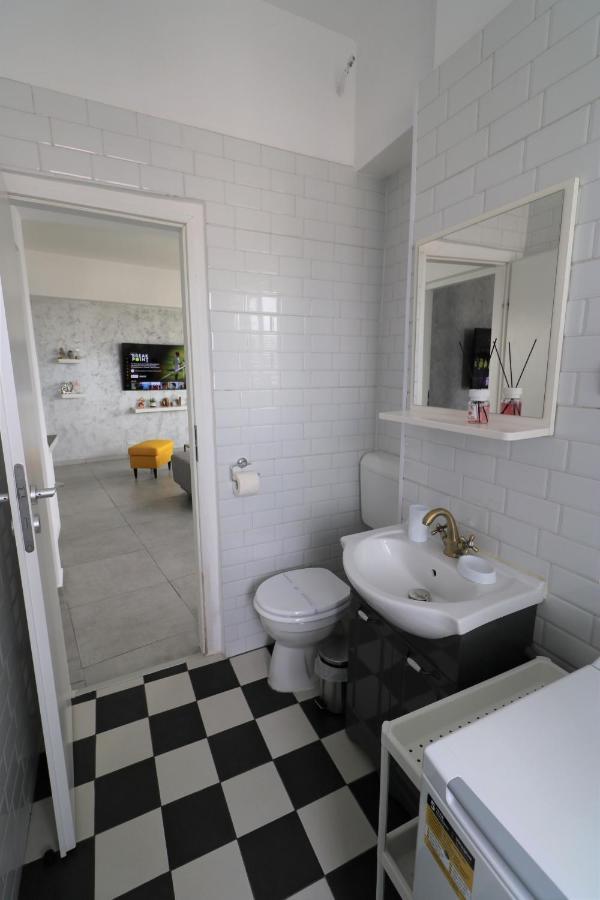 Serenity Heights Apartment: A Panoramic Haven Near Old Town - Free Minibar Bukarest Kültér fotó