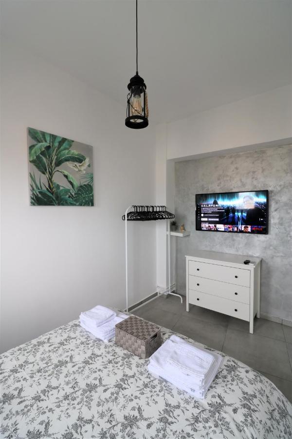 Serenity Heights Apartment: A Panoramic Haven Near Old Town - Free Minibar Bukarest Kültér fotó