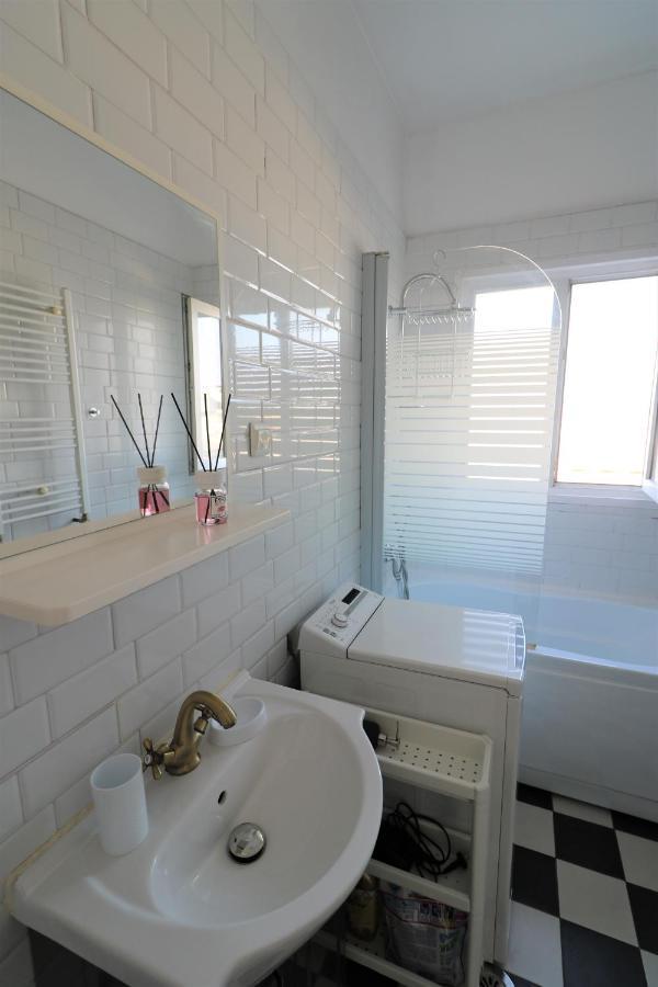 Serenity Heights Apartment: A Panoramic Haven Near Old Town - Free Minibar Bukarest Kültér fotó